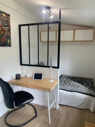 una camera da letto con scrivania e letto con un comodino di Mozart studio a Joinville-le-Pont