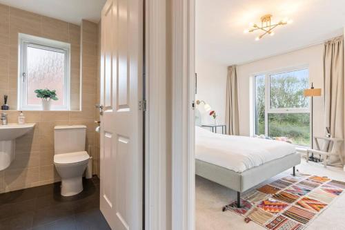 En eller flere senge i et værelse på Large 2-Bed House next to Warwick Uni 2x Parking