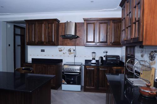 Η κουζίνα ή μικρή κουζίνα στο Munyonyo Heights Apartments