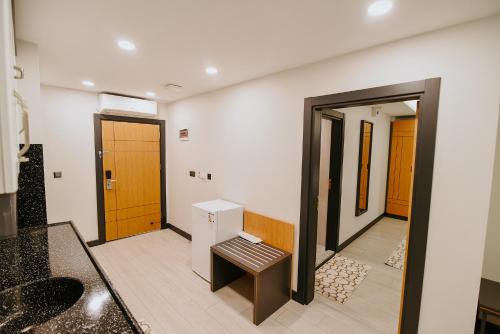 a hallway with a bench in the middle of a room at Aktaş Lights Hotel in Trabzon