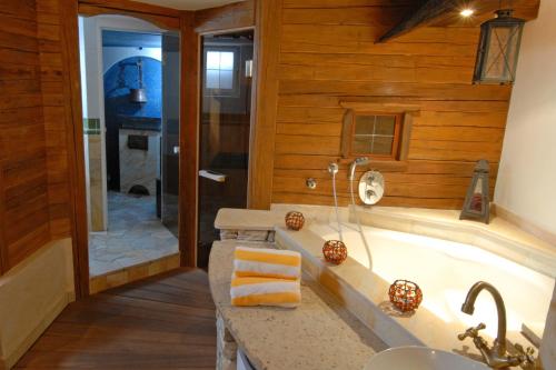 La salle de bains est pourvue d'une baignoire et d'une douche. dans l'établissement Chalet Tschallener, à Ried im Oberinntal