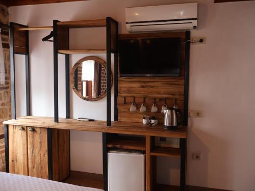 una camera con TV e tavolo con specchio di Casa Franco a Antalya (Adalia)