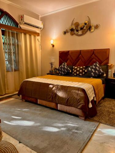 - une chambre avec un grand lit dans l'établissement Atharva's Homestay by Goaround Homes, à New Delhi