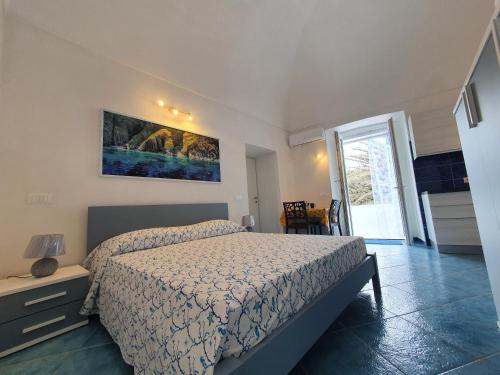 Casa Acqua Marina Le Forna في بونسا: غرفة نوم بسرير ونافذة كبيرة