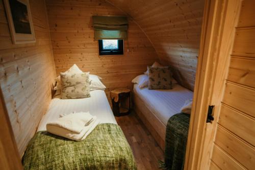 a small room with two beds in a cabin at Modulog 2 At Tapnell Farm in Yarmouth