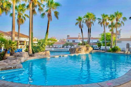 Enjoy Cala Porter en complejo vacacional.