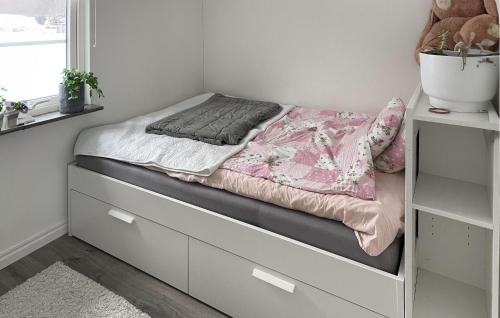 Ένα ή περισσότερα κρεβάτια σε δωμάτιο στο Lovely Home In Glanshammar With Kitchen