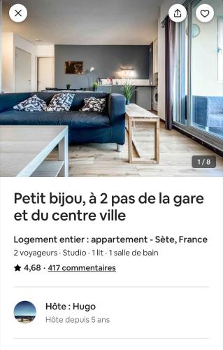 un salon avec un canapé bleu et une table dans l'établissement Petit bijou, à 2 pas de la gare et du centre ville, à Sète
