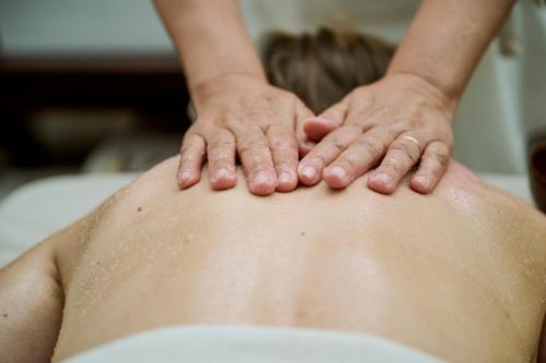 a man with his hands on his back in a bath tub at Grand Hotel Imperiale in Forte dei Marmi