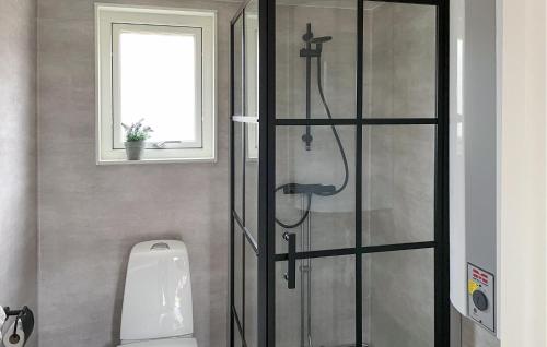 A bathroom at Amazing Home In Glanshammar With Wifi