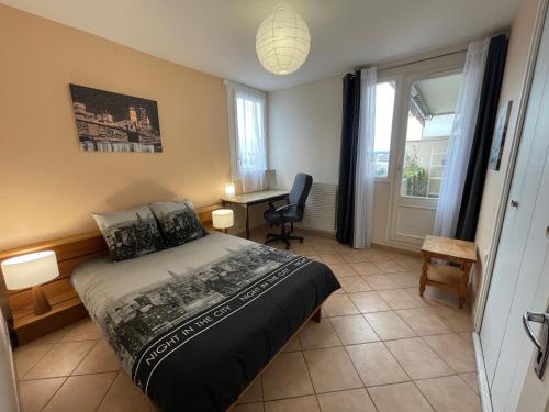 1 dormitorio con cama, escritorio y ventana en Chambre Privée en colocation dans un appartement Vaulx en Velin Centre en Vaulx-en-Velin