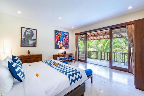 Ένα ή περισσότερα κρεβάτια σε δωμάτιο στο Puri Lana Villa by Nagisa Bali