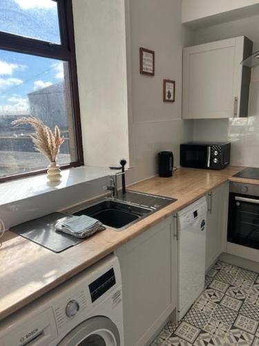 Kuchyňa alebo kuchynka v ubytovaní Newly renovated 2-Bed Apartment in Peterhead