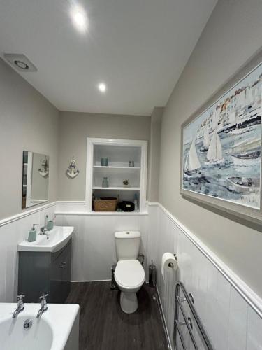 Ένα μπάνιο στο Newly renovated 2-Bed Apartment in Peterhead