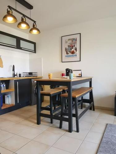une cuisine avec une table et des chaises dans une pièce dans l'établissement Appartement T2 à 5 min de la mer, 2 lits, à La Seyne-sur-Mer