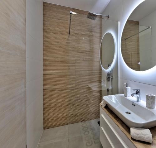 une salle de bain avec un lavabo et une douche dans l'établissement Apartman SAN, à Mostar