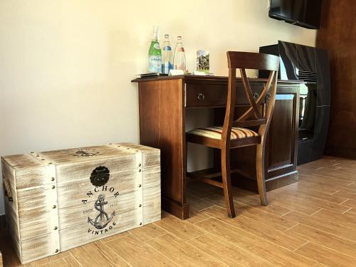 escritorio de madera con silla y caja de madera en Casa Martina, en Zogno