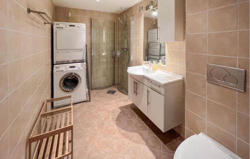 ein Badezimmer mit einer Waschmaschine und einer Waschmaschine in der Unterkunft Awesome Apartment In Gl With Wifi in Frya