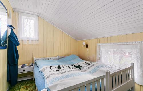 1 dormitorio con 1 cama en una habitación con ventana en Cozy Home In Norddyry With Kitchen en Sætra