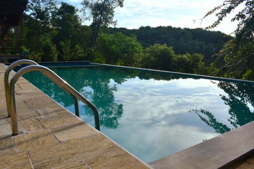 - une piscine à la réflexion du ciel dans l'eau dans l'établissement SaDev Lake Villa Bandaragama, à Bandaragama