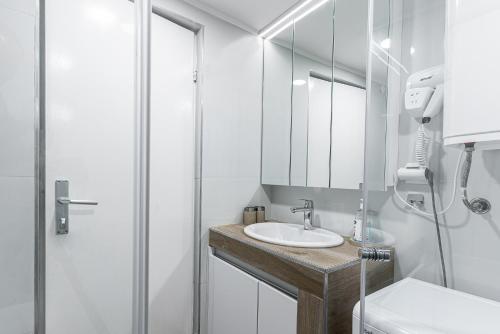 un baño con lavabo y ducha en Studio Apartment Danka Old Town Budva, en Budva