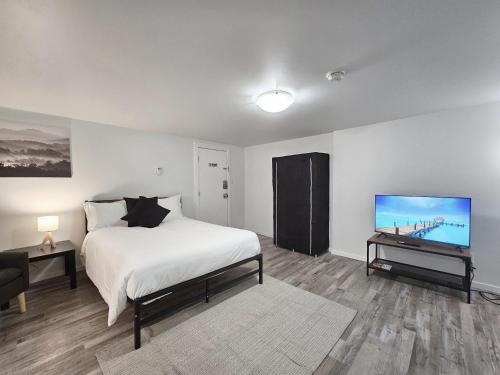 Ένα ή περισσότερα κρεβάτια σε δωμάτιο στο Affordable Double Bed Parking Downtown A plus WiFi