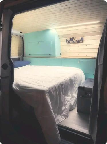 ein kleines Bett auf der Rückseite eines Van in der Unterkunft CAMPER GRAN CANARIA in Las Palmas de Gran Canaria
