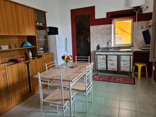 une cuisine avec une table et des chaises dans l'établissement Casa di Persefone, à Messina