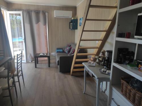 - un salon avec un escalier en colimaçon dans l'établissement Ardkub, à Montréal