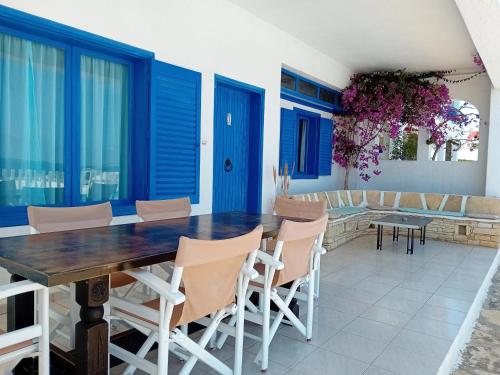 jadalnia z drewnianym stołem i krzesłami w obiekcie Residence Gerani w mieście Ajos Nikolaos