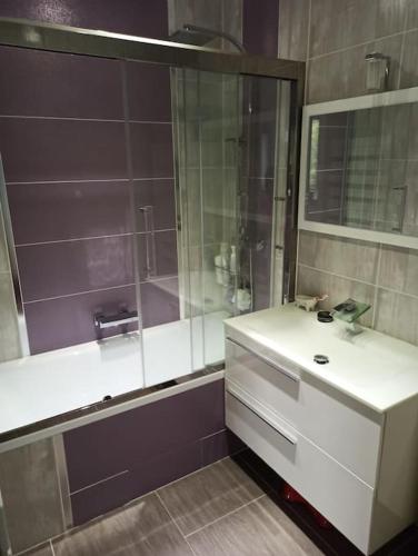 La salle de bains est pourvue d'une douche en verre et d'un lavabo blanc. dans l'établissement Villa piscine et jacuzzi la madonnette, à Spéracèdes