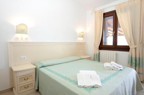 เตียงในห้องที่ Calajunco1985 - Sardinia Travel Experience