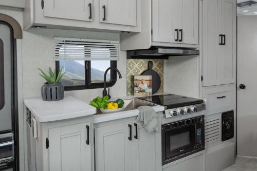 A cozinha ou cozinha compacta de Destifind Motorhome