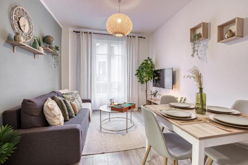 un salon avec un canapé et une table dans l'établissement Peaceful Garden-Portes de Paris-METRO, à Asnières-sur-Seine