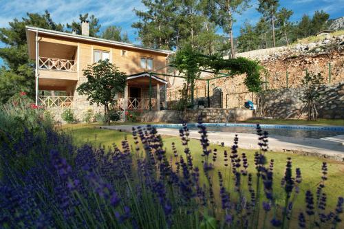 Κήπος έξω από το VILLA LYCIAN - Dağ ve Deniz Manzarası