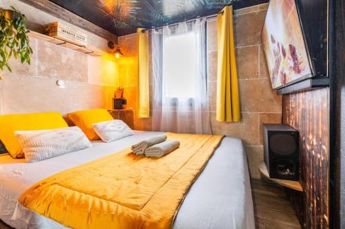 Katil atau katil-katil dalam bilik di La Cachette Perdue, Spa, hammam, vélos