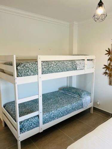 Ένα ή περισσότερα κρεβάτια σε δωμάτιο στο New Flat surround by beaches.