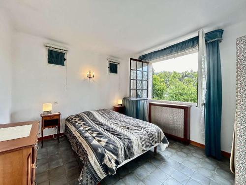 une chambre avec un lit et une grande fenêtre dans l'établissement Maison 4 pièces avec piscine privée, parking et proche mer aux Issambres - FR-1-226-80, aux Issambres