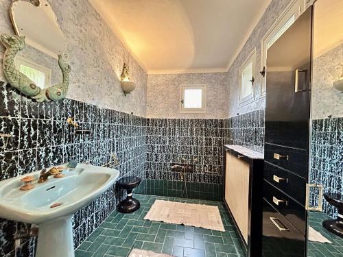 une salle de bain avec un lavabo et une douche dans l'établissement Maison 4 pièces avec piscine privée, parking et proche mer aux Issambres - FR-1-226-80, aux Issambres