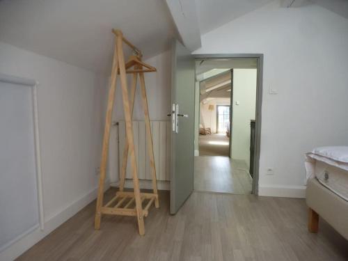 Cette chambre dispose d'une échelle en bois à côté d'un mur. dans l'établissement Domaine des Lions - Maison de vacances charmante à Sérignan, à Sérignan
