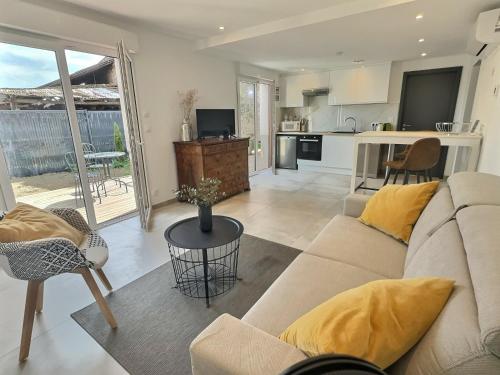 a living room with a couch and a kitchen at la parenthèse in Beblenheim