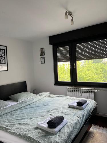 ザグレブにあるRita Apartment-FREE PARKING&WIFIのベッドルーム1室(ベッド1台、タオル2枚付)