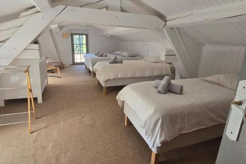 Cette chambre mansardée comprend 4 lits. dans l'établissement Domaine des Lions - Maison de vacances charmante à Sérignan, à Sérignan