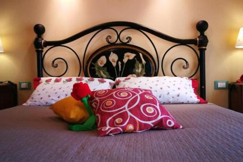 - un lit avec des oreillers et des animaux rembourrés dans l'établissement La Capanna - Stone House, à Lucques