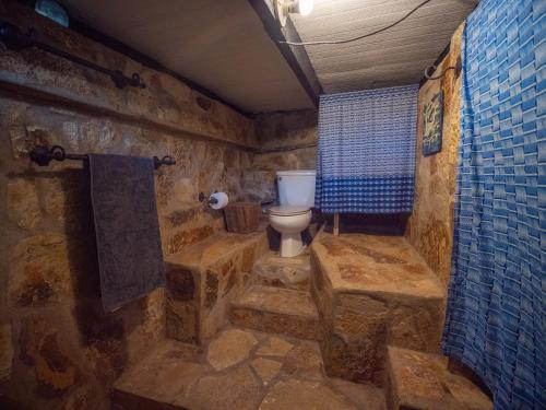 uma casa de banho em pedra com um WC e um chuveiro em Cozy Apartment, Bayview, 3 blocks to beach/center em San Juan del Sur