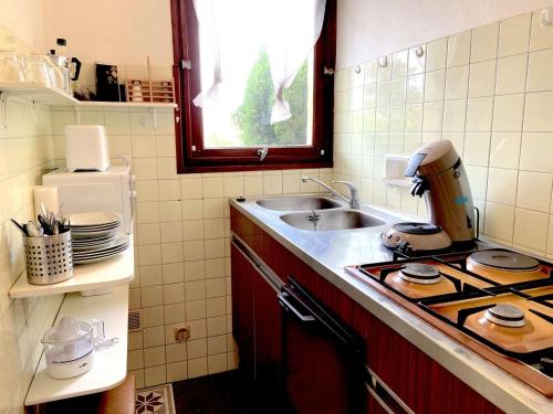 une cuisine avec un évier et une cuisinière four supérieur dans l'établissement Appartement 2 pièces, 4 couchages, Fréjus – Proche plage et port, résidence sécurisée - FR-1-226A-118, à Fréjus