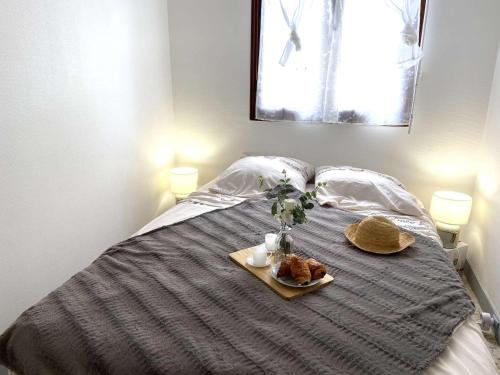 un lit avec un plateau de nourriture dessus dans l'établissement Appartement 2 pièces, 4 couchages, Fréjus – Proche plage et port, résidence sécurisée - FR-1-226A-118, à Fréjus