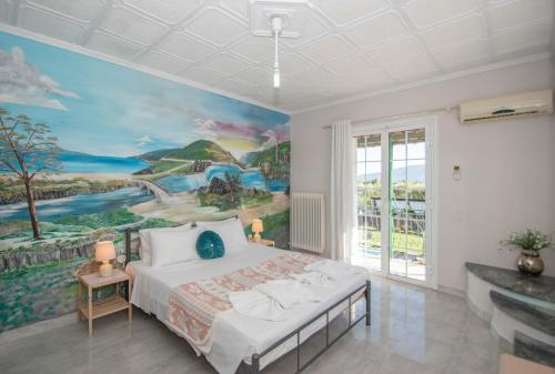 Villa D'Arte في Kalipádhon: غرفة نوم مع لوحة كبيرة على الحائط