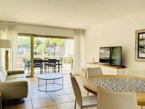 un salon avec une table et une salle à manger dans l'établissement Cannes Palm Beach, à Cannes