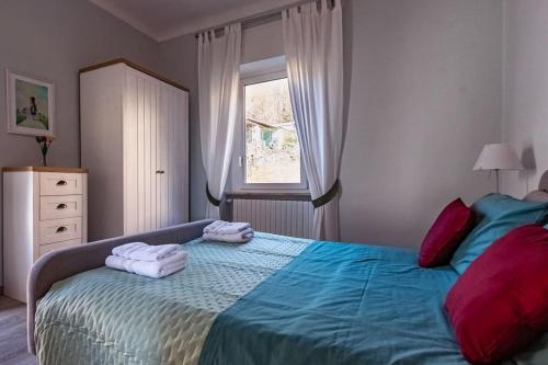 a bedroom with a bed with towels on it at Elegante e Panoramico Bilocale La Libellula in Tavigliano